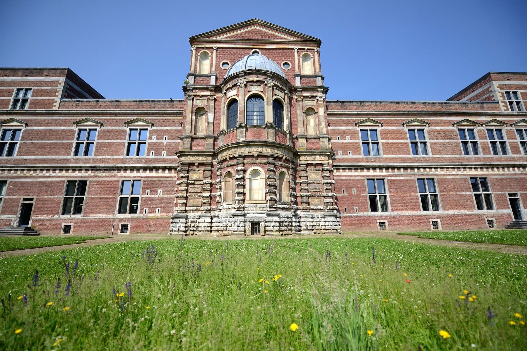 Die Ostfassade des herzoglichen Schlosses